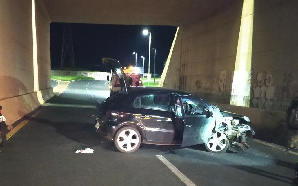 Após bater em mureta, veículo ficou com a frente destruída e o motorista não foi localizado (Foto/Divulgação)