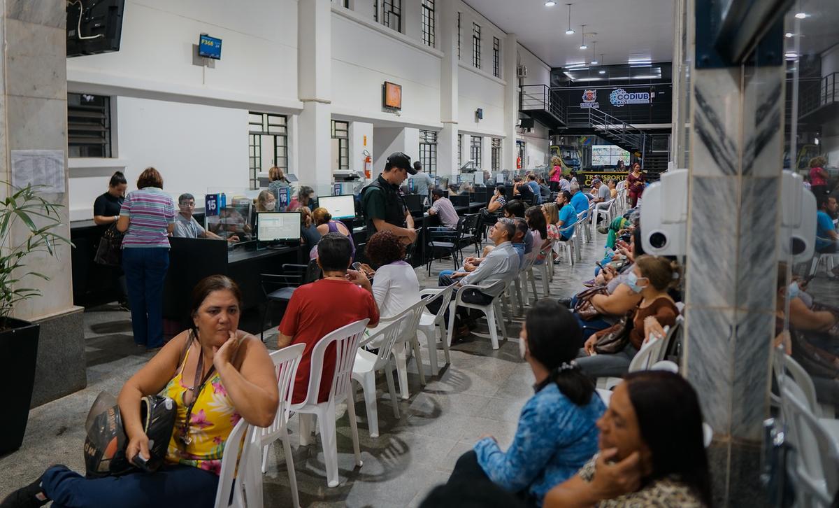 Saguão da Prefeitura ficou lotado no primeiro dia de emissão das guias para o pagamento do IPTU 2023 (Foto/Divulgação)