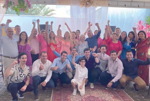 Dona Rosaria Peres com os filhos e netos na grande festa em comemoração aos 100 anos da matriarca da família (Foto/Arquivo Pessoal)