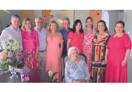 Dona Rosaria Peres comemorou 100 anos. Na foto, com os filhos José Roberto, Fatima, Maurício, Maria do Rosário ( Rusa), Fabio, Madalena, Maria José, Dulce e Lúcia. Almoço grifado pela expert Soraia Baroni, em espaço lindo e decorado com orquídeas em profusão. Destaque para o casal Maria José Peres Berti e Armando Berti que vieram dos EUA para comemorar o centenário da matriarca da família! (Foto/Arquivo Pessoal)