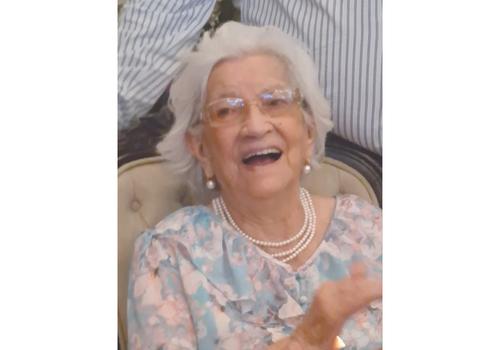 Dona Rosaria Peres feliz ao comemorar os 100 anos rodeada por pessoas que ama (Foto/Arquivo Pessoal)