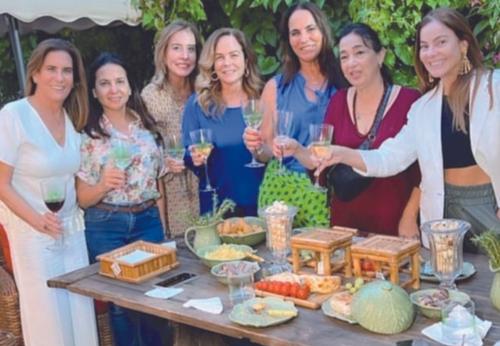 Mônica Hial recebendo para drinks, em seu badalado espaço de moda, pelo niver de Luciana Cunha Castro e Silvana Guimarães, na foto com as também enturmadas Ana Claudia, Marta Montes, Ana Lúcia Sallum e Eliana Sarkis Coelho (Foto/Arquivo Pessoal)