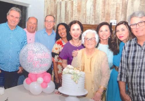 Bernadete e seus filhos Eduardo, Antônio Henrique, Domingos Jr., Maura (filha do coração), Bibi, Tiguta, Tetê e José Renato - faltou a Raquel que não pode estar presente (Foto/Arquivo Pessoal)