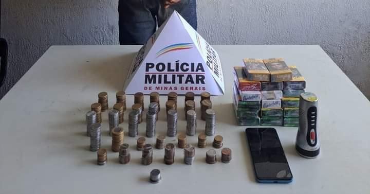 Cigarros e dinheiro que teriam sido furtados em supermercado no Serra Dourada são localizados na casa do suspeito (Foto/Divulgação)