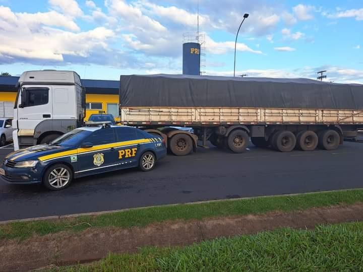 Carreta com carga de farelo de soja foi interceptada durante operação de rotina no posto da Polícia Rodoviária Federal (Foto/Divulgação)