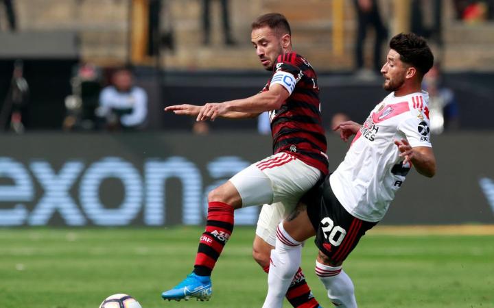 Everton Ribeiro (Foto) entrou no lugar de Matheus logo na volta do intervalo, mas a substituição não rendeu o efeito esperado (Foto/Henry Romero)