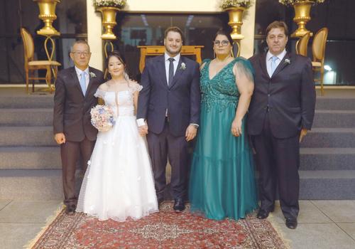 Os recém casados com o pai dela, Valdomiro Fujikava e os pais dele, Ana Lucia Galhardi e José Edemar Galhardi Junior (Fotos/Alex Pacheco)