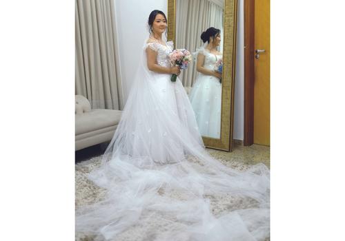 A bela noiva Gabriela Fujikava momentos antes de subir ao altar, com seu lindo vestido (Fotos/Alex Pacheco)