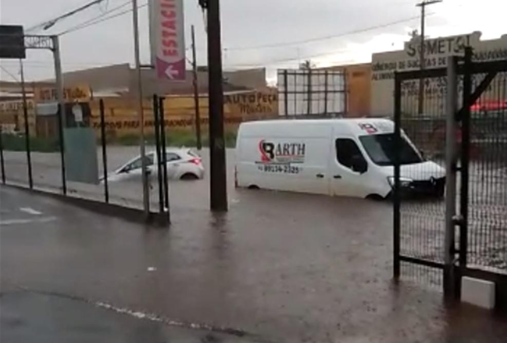 Três pessoas que estavam em um carro foram resgatadas na Avenida Deputado José Marcus Cherém (Foto/Reprodução/Redes sociais)