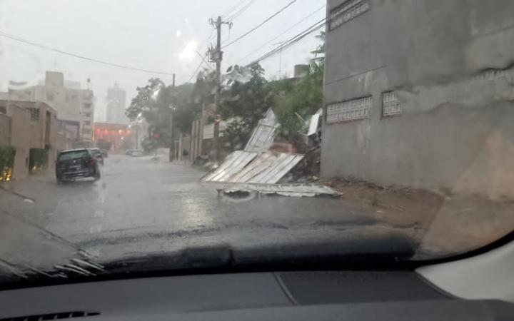 Queda de muro durante as chuvas em Uberaba (Foto/Leitores JM)