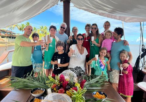 Super especiais, José Luiz, Cristina e toda família Guido prepararam surpresa de aniversário para a querida Tuca Antônio em delicioso passeio de barco na Bahia (Foto/Arquivo Pessoal)