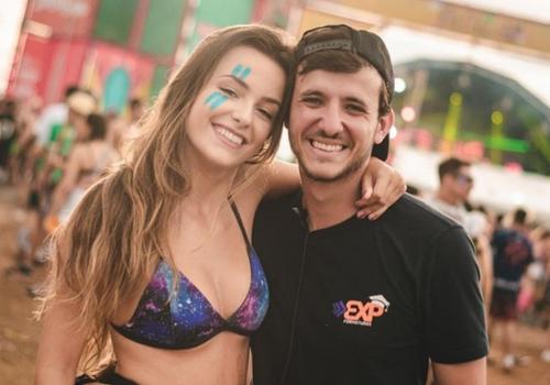 O dinâmico empresário Alaor Neto completou ontem mais um ano de vida, na foto, ao lado da amada Julia Vicente em um de seus eventos de sucesso (Foto/Biah Martins)