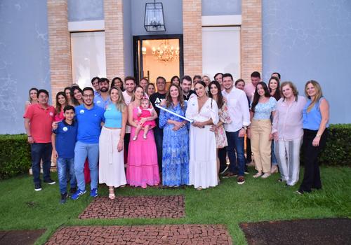 Família e amigos reunidos na casa da vovó Maria Paula Mendes para celebrar a notícia da chegada do primeiro filho do jovem casal Felipe e Paula Virgínia (Foto/Paulo Lúcio)