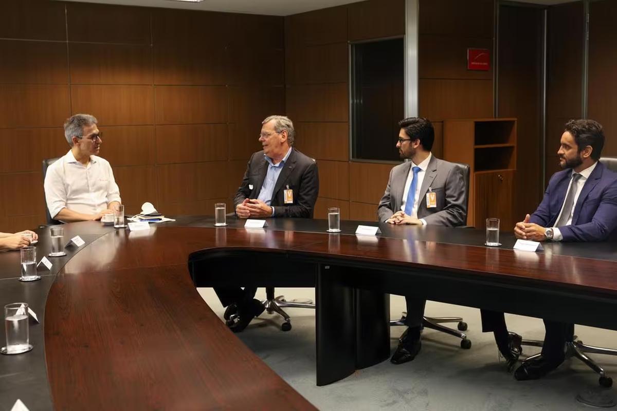 O governador Romeu Zema esteve presente nesta sexta-feira (20) na oficialização do negócio, com a assinatura do livro de ações  (Foto/Dirceu Aurélio/Imprensa MG)
