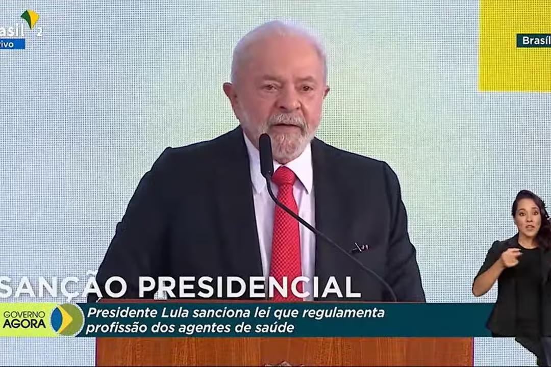 A cerimônia se deu no Palácio do Planalto, nesta sexta-feira (20), com a presença da ministra da Saúde, Nísia Trindade. (Foto/TV Brasil/Reprodução)