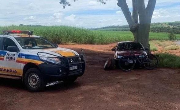Carro estava parado à margem da rodovia MG-427 e o autor aproveitou para furtar peças e vendê-las  (Foto/Divulgação)