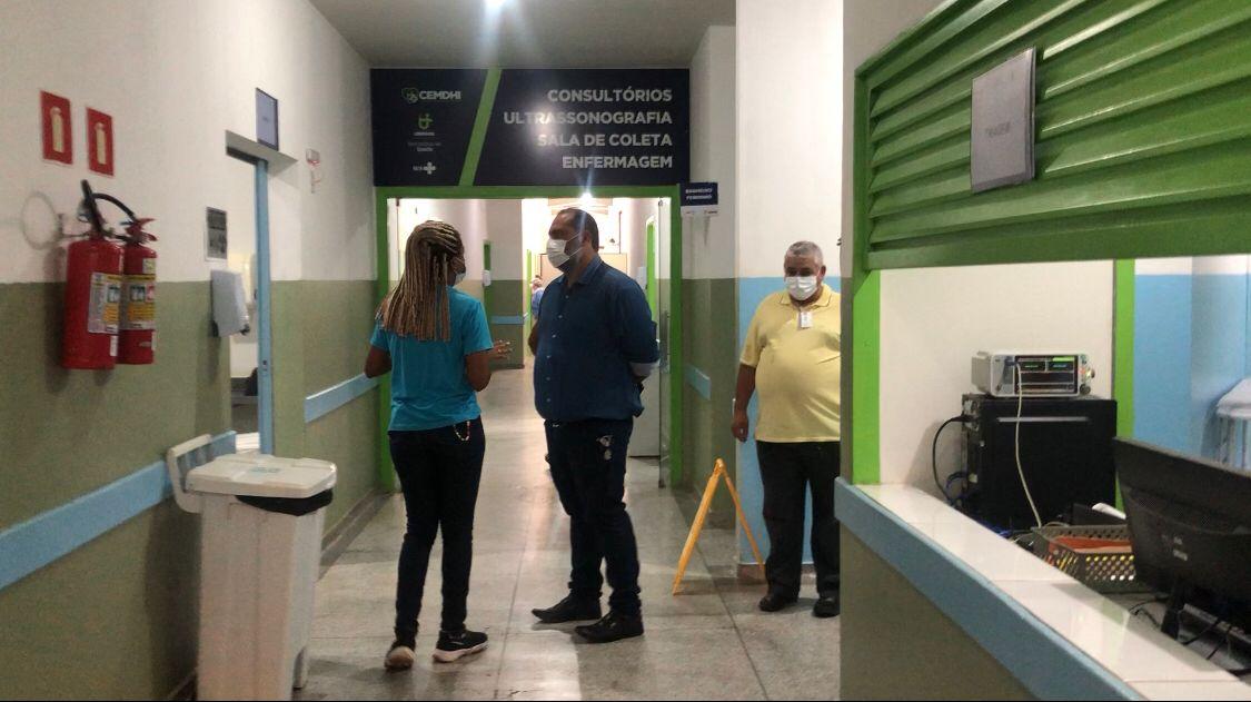  Vereador Tulio Micheli, durante visita à UPA provisória, onde observou que o número de leitos para atendimentos de urgência na unidade estaria aquém do que era oferecido no Mirante (Foto/Reprodução)