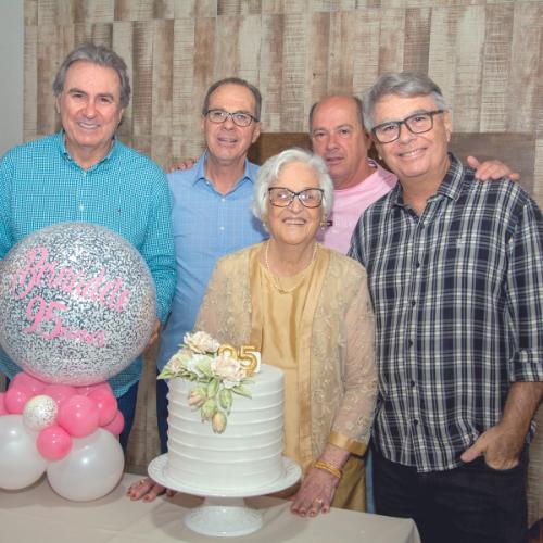 Dona Bernadete com os filhos, Eduardo, Antônio Henrique, Domingos Jr e José Renato (Foto/Paulo Lúcio)