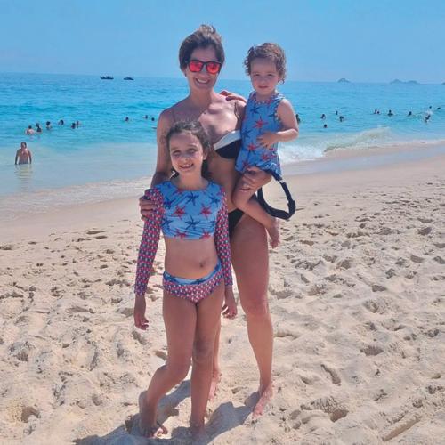 Beleza de mãe e filhas - Mariana Cunha Bichuette com as filhas, Gabi e Fernanda, nas areias cariocas ()