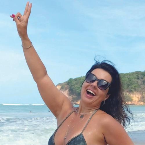 Competente jornalista Indiara Ferreira esbanjando alegria e jovialidade pelas areias nordestinas ()