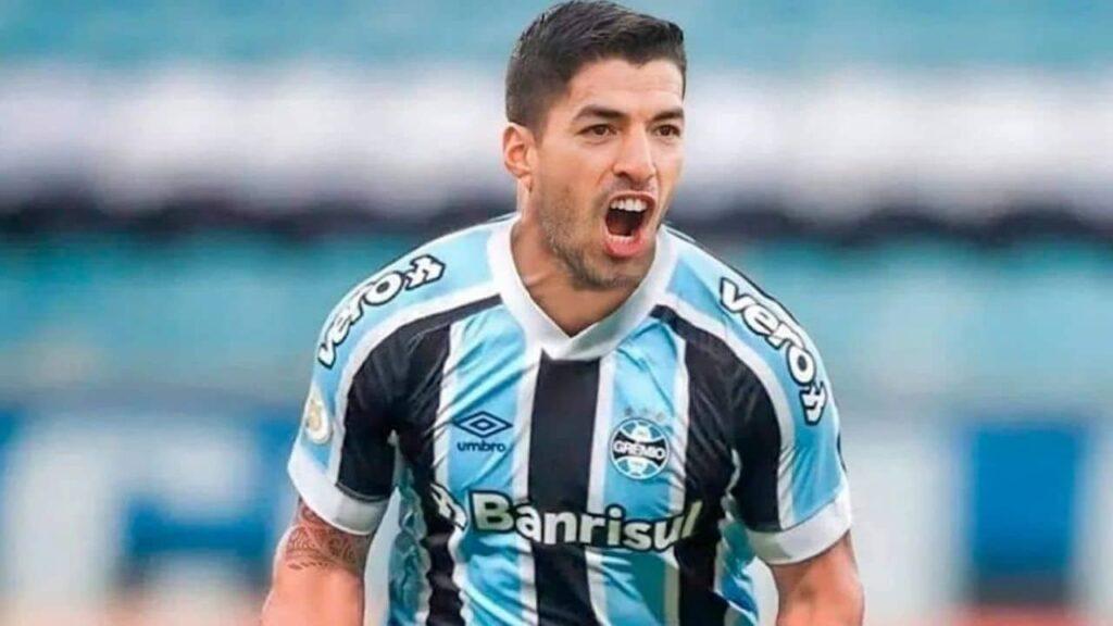 Em uma bela finalização de perna direita, Suárez mandou a bola no canto e decretou a virada do Grêmio por 2 a 1 (Foto/Soledade News)