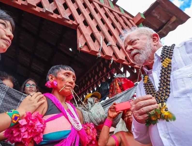 O presidente Lula editou um decreto que cria o Comitê de Coordenação Nacional para Enfrentamento à Desassistência Sanitária das populações em território Yanomami (Foto/Ricardo Stuckert)