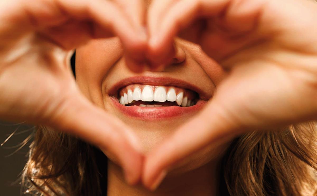 Por trás de dentes brancos e um sorriso cativante sempre tem uma pessoa preocupada com sua saúde bucal (Foto/Reprodução)