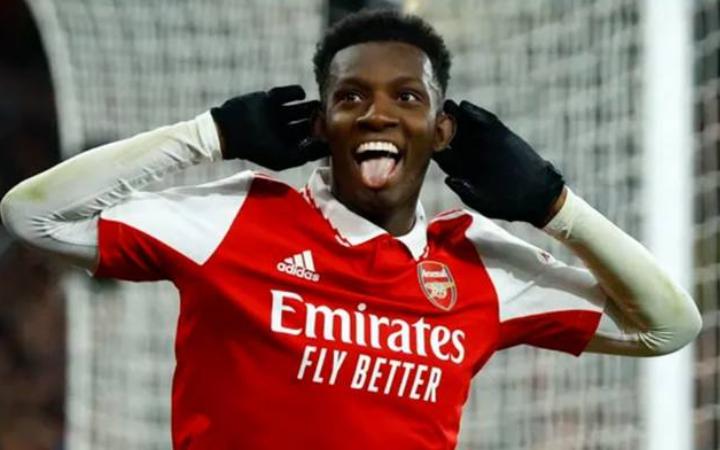 Eddie Nketiah fez dois gols na vitória do Arsenal sobre o United e mantém vantagem do time na ponta do Campeonato Inglês (Foto/Reuters/Peter Cziborra)