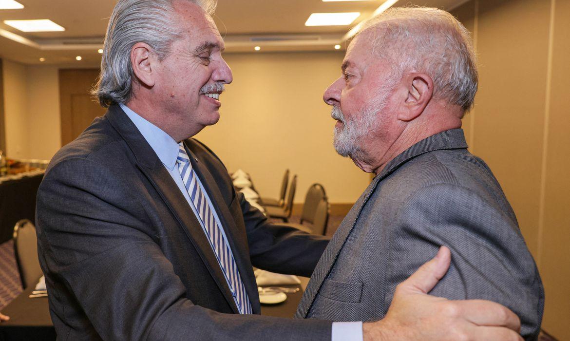 Presidente da Argentina, Alberto Fernández, e o presidente Lula (Foto/Esteban Collazo - Argentine Presidency - via Agência Brasil)