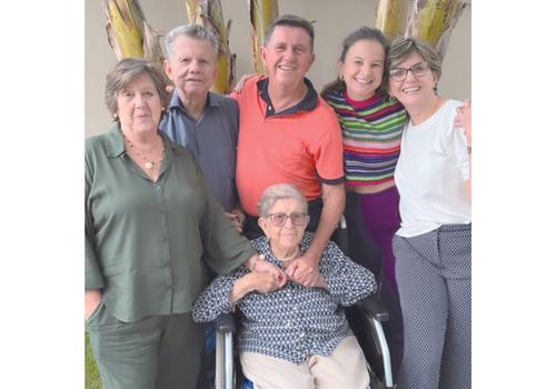 Viva, Viva Viva! Marina Silva Ferreira completou seus bem vividos 93 anos ao lado dos filhos Mirian, Moisés, Marçal, Maria Cecília e da filha neta, Priscila (Foto/Arquivo Pessoal)