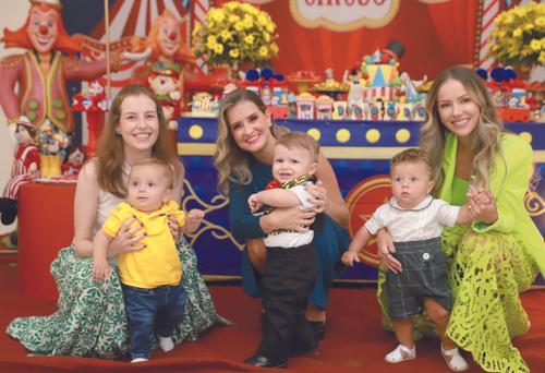 Marcela e Bernardo entre as mamães e os amiguinhos, Paula Coelho e Edu, Bethânia Ribeiro e Lorenzo (Foto/Babi Magela)