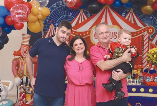 O aniversariante com o padrinho João Victor, e os avós Mônica e Álvaro Matarim (Fotos/Babi Magela)