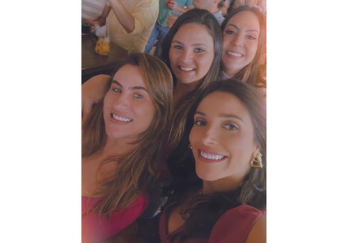 Na pista de dança a mamãe Naianne com as primas e amigas irmãs, Maira, Aline Detoni e Bruninha Borges (Foto/Arquivo Pessoal)