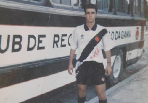 Com a camisa do Vasco (Foto/Divulgação)