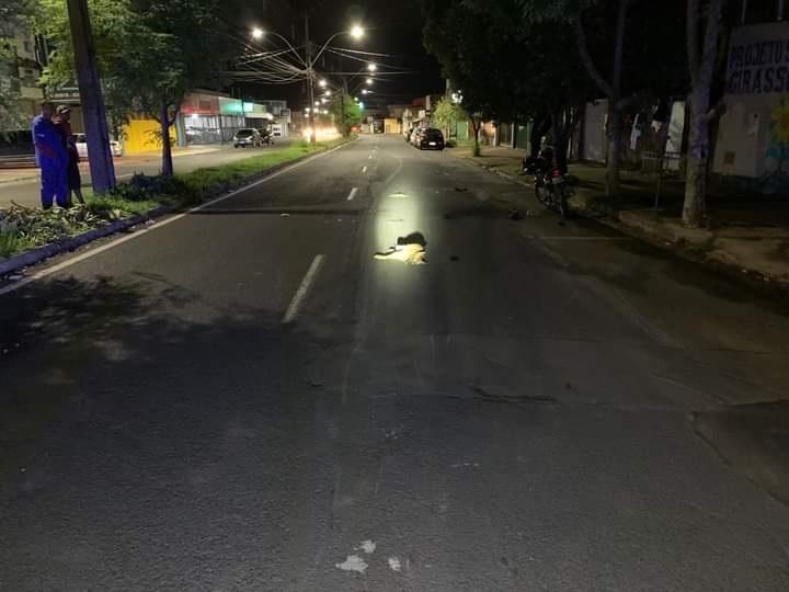 O cachorro morreu no local após o impacto da motocicleta e o casal foi levado ao Hospital de Clínicas da UFTM  (Foto/Divulgação)