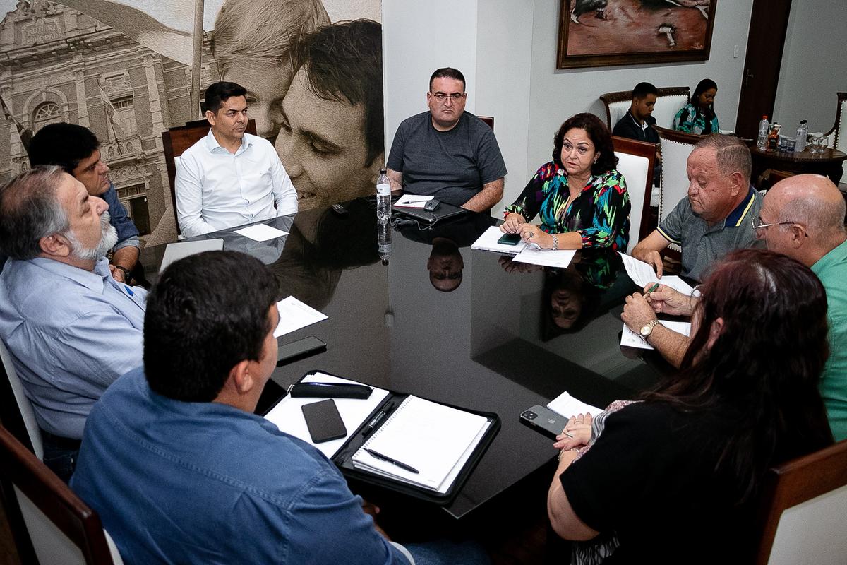 Presidente da Câmara, vereador Fernando Mendes, reuniu-se com a direção do Sindicato e definiu o reajuste salarial dos servidores do Legislativo  (Foto/Rodrigo Garcia/CMU)