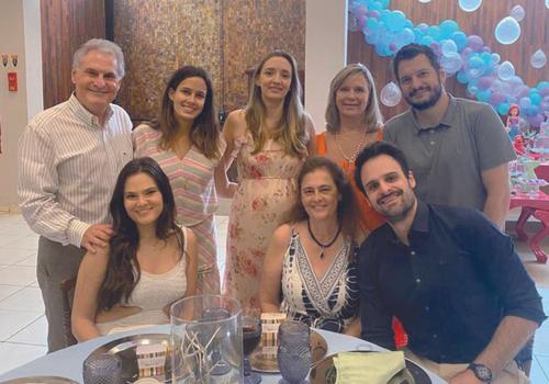 Avós Jorginho e Adriana, tio Leonardo, advogado e esposa Gabriela, promotora, tia Jamila Abdanur com a filha Cecília, acadêmica de medicina, no badalado niver de Maria (Foto/Arquivo Pessoal)