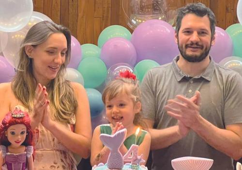 Médicos Eduardo Abdanur Stephan e esposa Liz Fernandes festejando o niver de 4 anos da filhinha Maria em São José do Rio Preto onde residem (Fotos/Arquivo Pessoal)