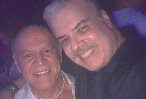 Jorge Alberto Nabut, que já aderiu à tendência do colar para homens; na foto, com o nosso amigo Leandro Paiva (Foto/Arquivo Pessoal)