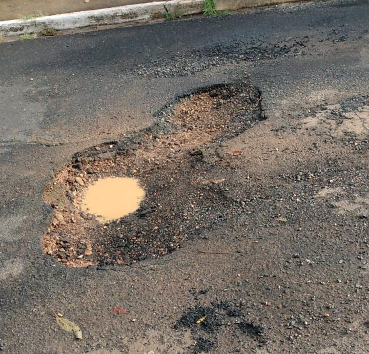 Buraco "jurássico" na Vila Esperança (Foto/Leitor JM)