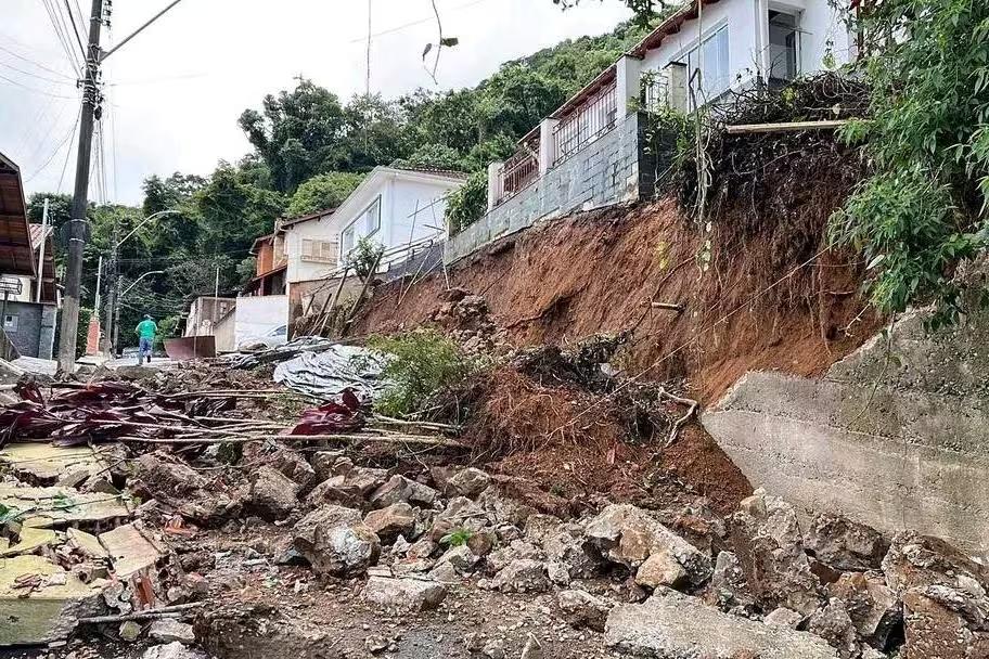 Mudo de casa desaba na Travessa Maywald, em Poços de Caldas, no Sul de Minas (Foto/Defesa Civil/Reprodução)