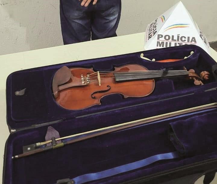 Violino furtado que foi oferecido para venda por meio de página na internet e reconhecido pelo verdadeiro dono  (Foto/Divulgação)