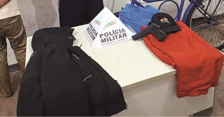 Os suspeitos foram levados para a Delegacia e as roupas que os dois usavam na tentativa de assalto foram localizadas e apreendidas  (Foto/Divulgação)