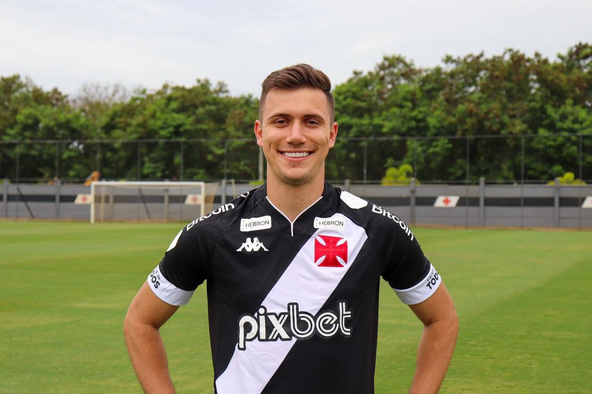 Bastante acionado na esquerda, Lucas Piton (FOTO ACIMA) juntamente com Nenê, foram os destaques do Vasco ontem contra a Portuguesa (Foto/Twitter/NCB/Vasco on Twitter/Gênios do futebol)