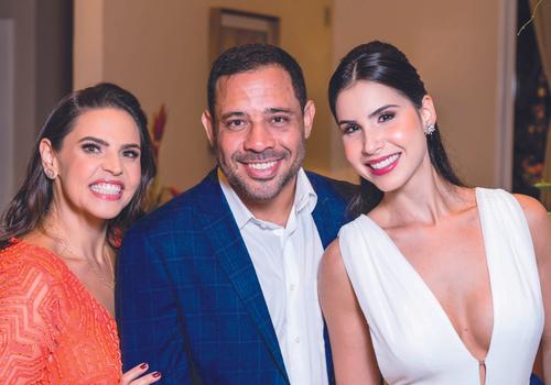 A irmã do noivo, Isadora Hueb ao lado do feliz casal (Foto/Alysson Oliveira)