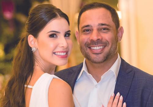 Letícia Carvalho e Leopoldo Hueb Barata colocaram as alianças na mão direita em noivado íntimo e elegante (Foto/Alysson Oliveira)