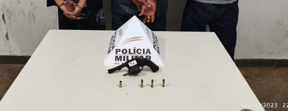 Os três suspeitos foram levados à Delegacia de Polícia, juntamente com a arma e munições  (Foto/Divulgação)