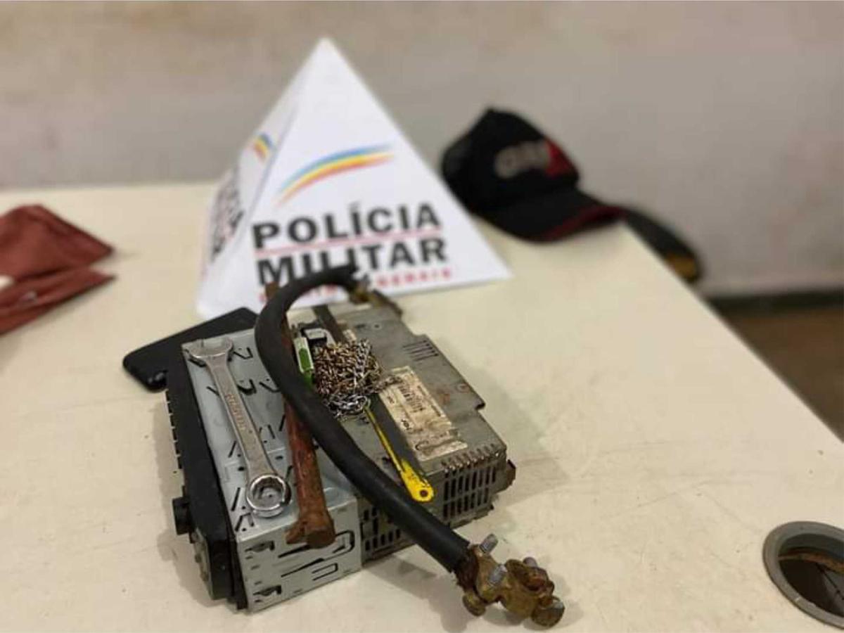 Parte do material furtado em veículos estacionados em posto na 050 foi recuperada pela Polícia e o suspeito, levado à Delegacia  (Foto/Divulgação)