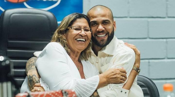 A mãe de Daniel Alves, Lúcia Alves, chegou em Barcelona nesta quinta-feira para reunião com os advogados do jogador (Foto/Reprodução/Instagram)