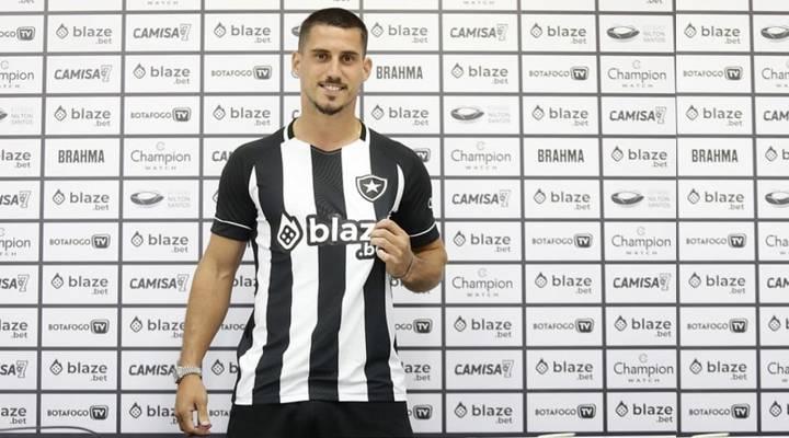 Aos dez minutos do 2º tempo, Piazon cobrou falta na cabeça de Gabriel Pires (FOTO), que desviou e superou o goleiro Dida do Madureira (Foto/Vitor Silva/Botafogo)